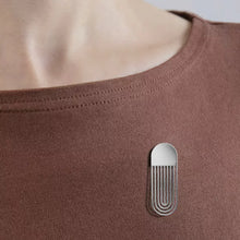 Load image into Gallery viewer, Tout Simplement &#39;graphic&#39; magnetic brooch
