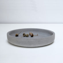 Load image into Gallery viewer, Utility Bowl in concrete - medium / 24cm
